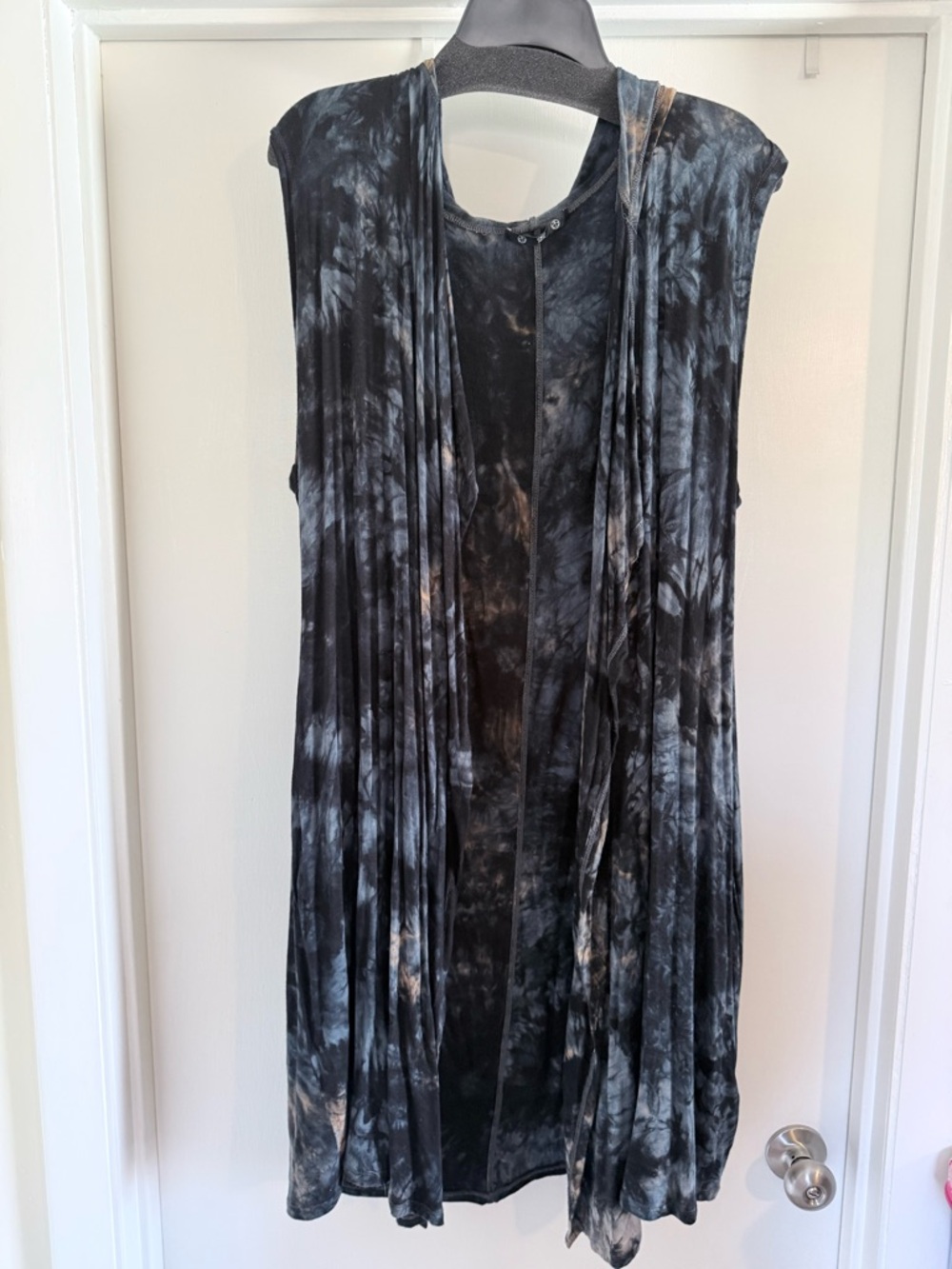 Sleeveless Open-Front Tie-Dye Tunic Vest in Black and Gray